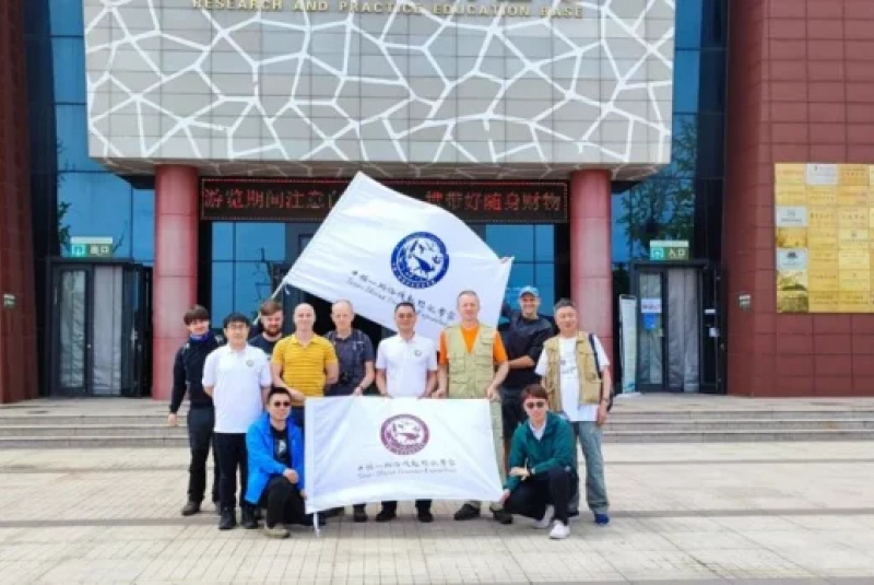 Novinky a články / Slovenský vedec hľadá v Číne pozostatky dinosaurov - foto Novinky a články / Slovenský vedec hľadá v Číne pozostatky dinosaurov - foto